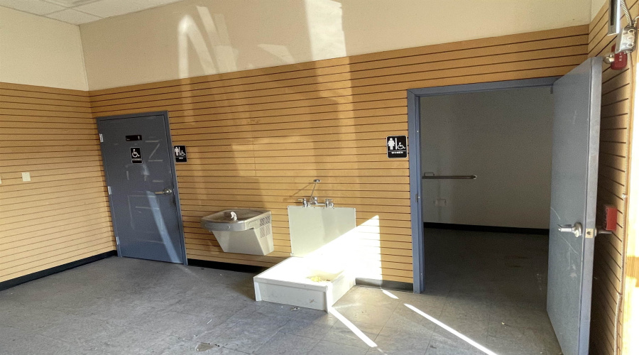 4415 US Highway 83, Laredo, Texas 78046, 6 Rooms Rooms,2 BathroomsBathrooms,Commercial retail/office,For Rent,4415 US Highway 83,20260515