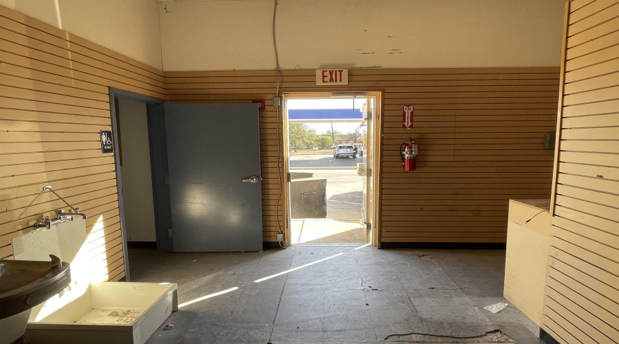 4415 US Highway 83, Laredo, Texas 78046, 6 Rooms Rooms,2 BathroomsBathrooms,Commercial retail/office,For Rent,4415 US Highway 83,20260515