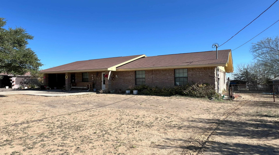 348 Gonzalez St, Zapata, Texas 78076, 3 Bedrooms Bedrooms, 6 Rooms Rooms,1 BathroomBathrooms,Residential,For Sale,348 Gonzalez St,20260517