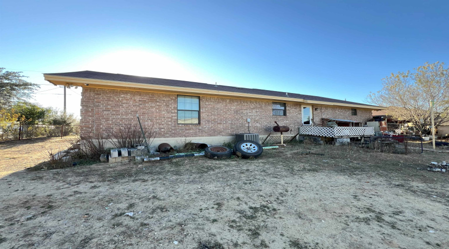 348 Gonzalez St, Zapata, Texas 78076, 3 Bedrooms Bedrooms, 6 Rooms Rooms,1 BathroomBathrooms,Residential,For Sale,348 Gonzalez St,20260517