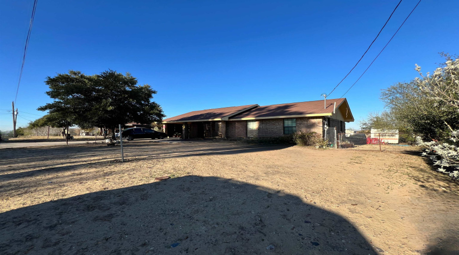 348 Gonzalez St, Zapata, Texas 78076, 3 Bedrooms Bedrooms, 6 Rooms Rooms,1 BathroomBathrooms,Residential,For Sale,348 Gonzalez St,20260517