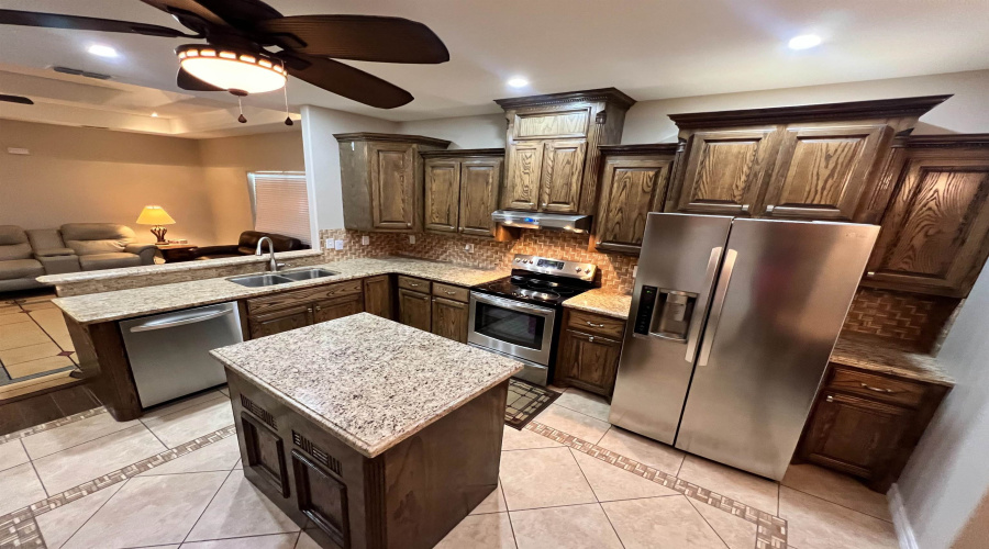 112 Apple Street, Zapata, Texas 78076, 4 Bedrooms Bedrooms, 7 Rooms Rooms,3 BathroomsBathrooms,Residential,For Sale,112 Apple Street,20260519