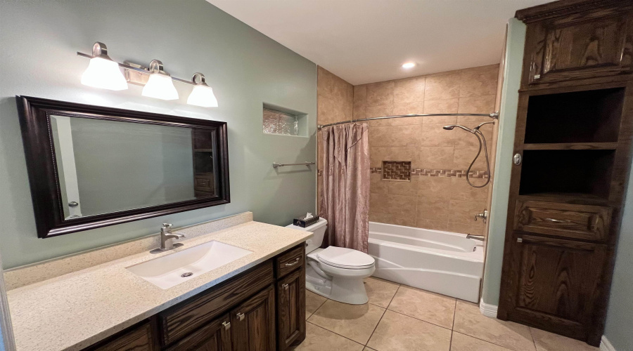 112 Apple Street, Zapata, Texas 78076, 4 Bedrooms Bedrooms, 7 Rooms Rooms,3 BathroomsBathrooms,Residential,For Sale,112 Apple Street,20260519