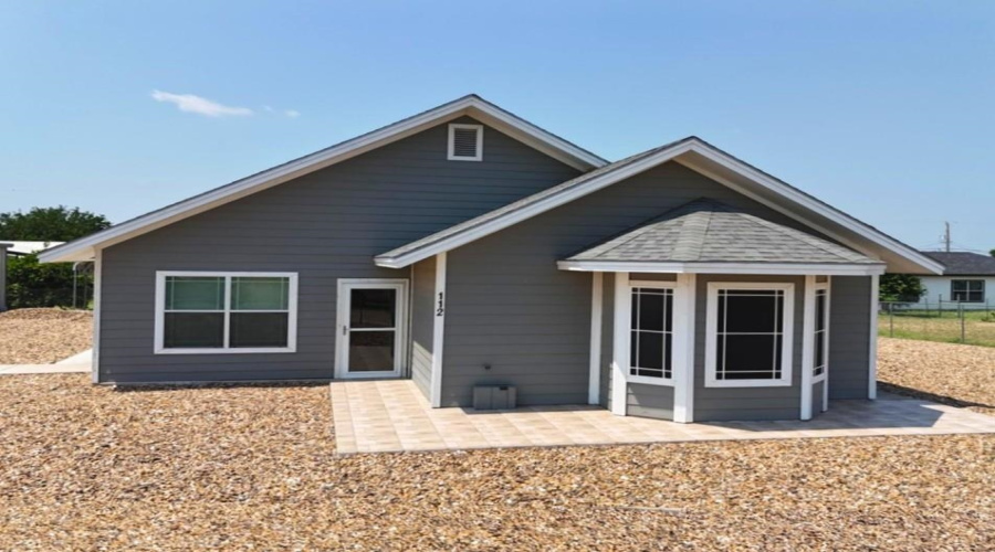 112 Apple Street, Zapata, Texas 78076, 4 Bedrooms Bedrooms, 7 Rooms Rooms,3 BathroomsBathrooms,Residential,For Sale,112 Apple Street,20260519