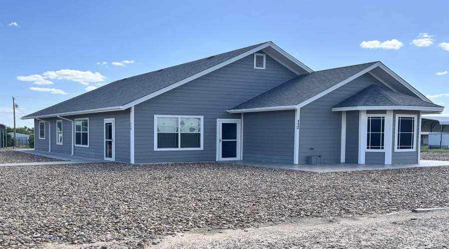 112 Apple Street, Zapata, Texas 78076, 4 Bedrooms Bedrooms, 7 Rooms Rooms,3 BathroomsBathrooms,Residential,For Sale,112 Apple Street,20260519