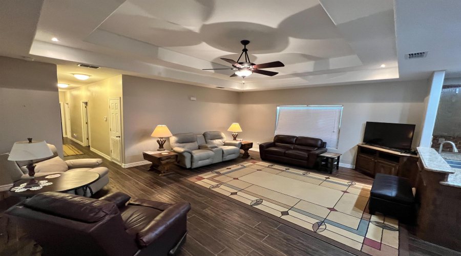 112 Apple Street, Zapata, Texas 78076, 4 Bedrooms Bedrooms, 7 Rooms Rooms,3 BathroomsBathrooms,Residential,For Sale,112 Apple Street,20260519