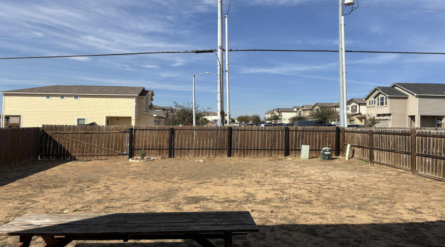 2040 Port Miami St, Laredo, Texas 78045, 4 Bedrooms Bedrooms, 5 Rooms Rooms,2 BathroomsBathrooms,Residential,For Sale,2040 Port Miami St,20260523