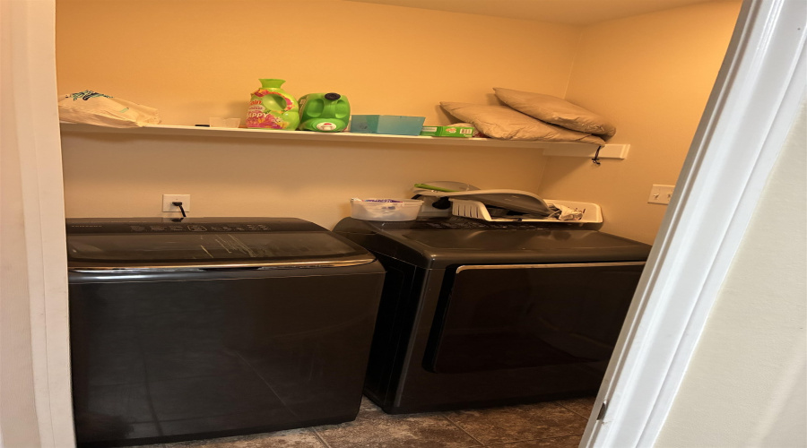 2040 Port Miami St, Laredo, Texas 78045, 4 Bedrooms Bedrooms, 5 Rooms Rooms,2 BathroomsBathrooms,Residential,For Sale,2040 Port Miami St,20260523