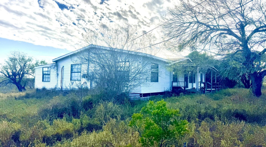 1604 Siesta Ln, ZAPATA, Texas 78076, 3 Bedrooms Bedrooms, 5 Rooms Rooms,2 BathroomsBathrooms,Residential,For Sale,1604 Siesta Ln,20260535