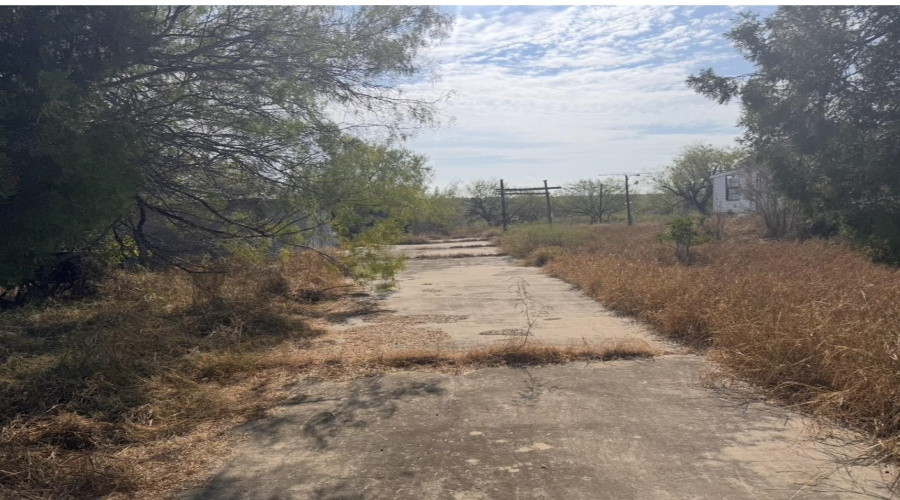 1604 Siesta Ln, ZAPATA, Texas 78076, 3 Bedrooms Bedrooms, 5 Rooms Rooms,2 BathroomsBathrooms,Residential,For Sale,1604 Siesta Ln,20260535