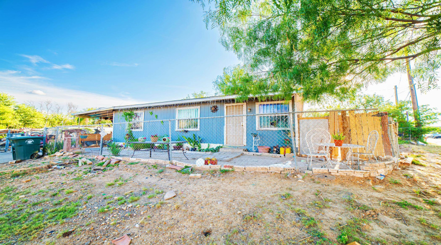 2419 Chihuahua St, Laredo, Texas 78043, 1 Room Rooms,1 BathroomBathrooms,Commercial retail/office,For Sale,2419 Chihuahua St,20260542