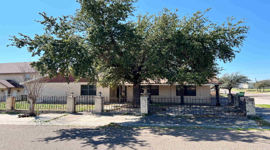 309 Glenn St, Zapata, Texas 78076, 3 Bedrooms Bedrooms, 8 Rooms Rooms,2 BathroomsBathrooms,Residential,For Sale,309 Glenn St,20260552