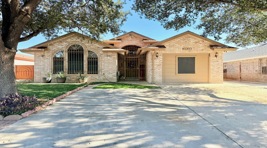 10203 Center Rd, Laredo, Texas 78045, 4 Bedrooms Bedrooms, 6 Rooms Rooms,2 BathroomsBathrooms,Residential,For Sale,10203 Center Rd,20260554