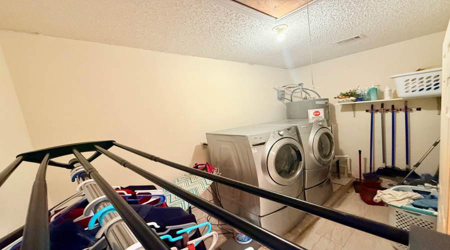 10203 Center Rd, Laredo, Texas 78045, 4 Bedrooms Bedrooms, 6 Rooms Rooms,2 BathroomsBathrooms,Residential,For Sale,10203 Center Rd,20260554