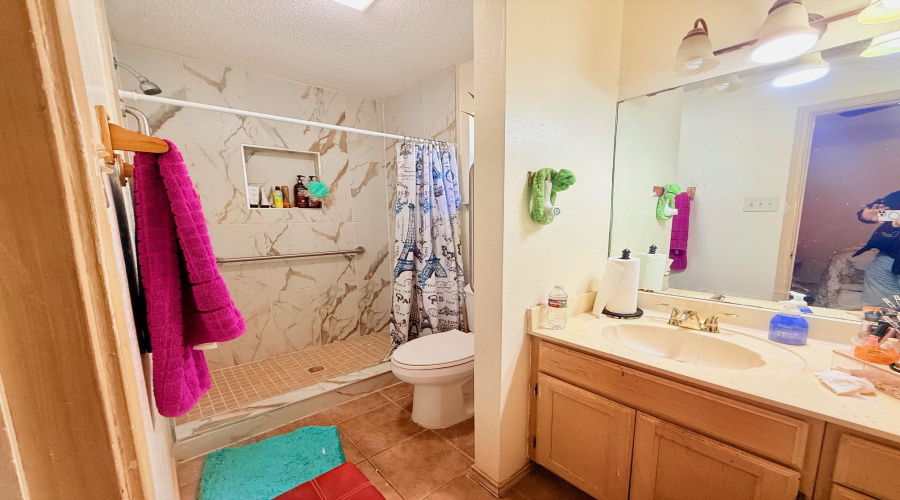 10203 Center Rd, Laredo, Texas 78045, 4 Bedrooms Bedrooms, 6 Rooms Rooms,2 BathroomsBathrooms,Residential,For Sale,10203 Center Rd,20260554