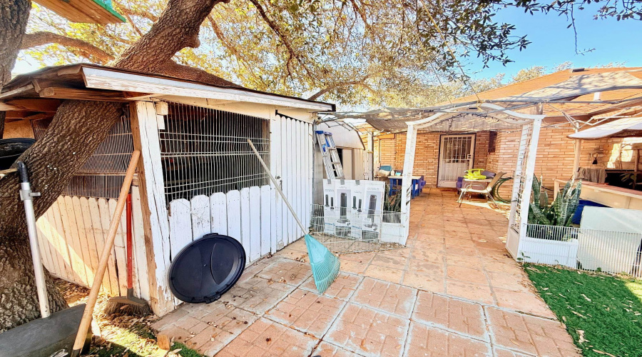 10203 Center Rd, Laredo, Texas 78045, 4 Bedrooms Bedrooms, 6 Rooms Rooms,2 BathroomsBathrooms,Residential,For Sale,10203 Center Rd,20260554