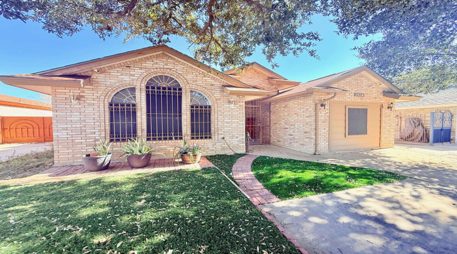 10203 Center Rd, Laredo, Texas 78045, 4 Bedrooms Bedrooms, 6 Rooms Rooms,2 BathroomsBathrooms,Residential,For Sale,10203 Center Rd,20260554