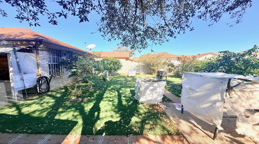 10203 Center Rd, Laredo, Texas 78045, 4 Bedrooms Bedrooms, 6 Rooms Rooms,2 BathroomsBathrooms,Residential,For Sale,10203 Center Rd,20260554