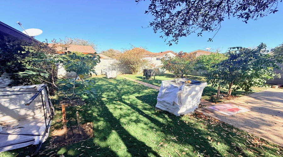 10203 Center Rd, Laredo, Texas 78045, 4 Bedrooms Bedrooms, 6 Rooms Rooms,2 BathroomsBathrooms,Residential,For Sale,10203 Center Rd,20260554