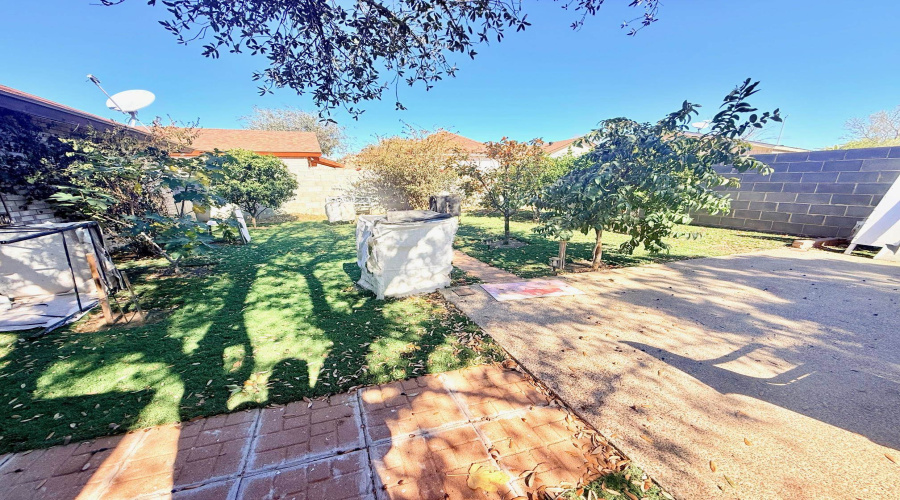 10203 Center Rd, Laredo, Texas 78045, 4 Bedrooms Bedrooms, 6 Rooms Rooms,2 BathroomsBathrooms,Residential,For Sale,10203 Center Rd,20260554