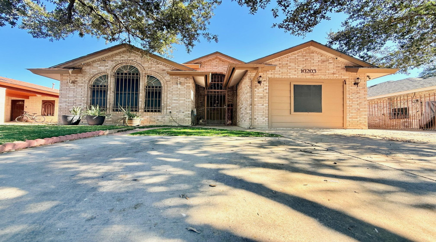 10203 Center Rd, Laredo, Texas 78045, 4 Bedrooms Bedrooms, 6 Rooms Rooms,2 BathroomsBathrooms,Residential,For Sale,10203 Center Rd,20260554