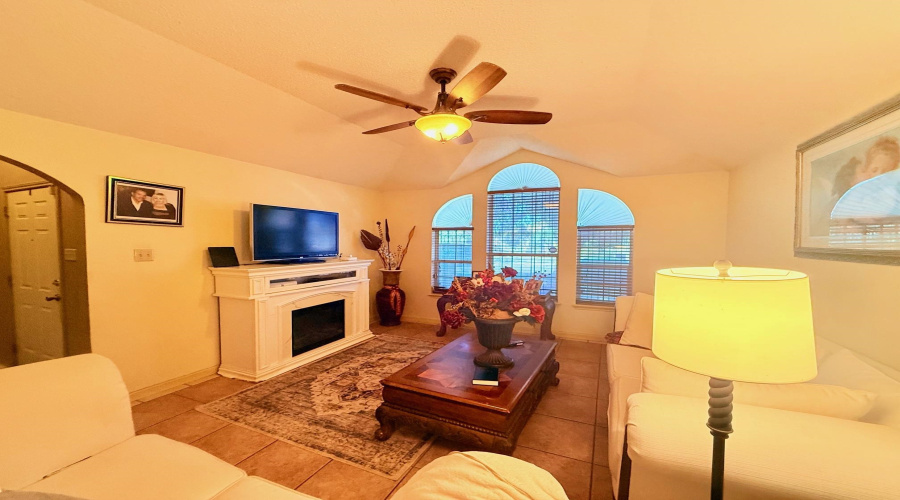 10203 Center Rd, Laredo, Texas 78045, 4 Bedrooms Bedrooms, 6 Rooms Rooms,2 BathroomsBathrooms,Residential,For Sale,10203 Center Rd,20260554