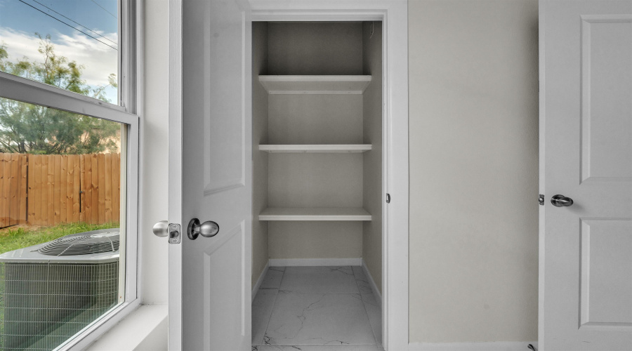 504 Gale Ct, Laredo, Texas 78041, 3 Bedrooms Bedrooms, 5 Rooms Rooms,2 BathroomsBathrooms,Residential,For Sale,504 Gale Ct,20253054