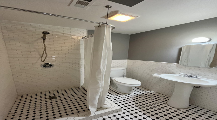 1020 Main Ave, Laredo, Texas 78040-4943, ,2 BathroomsBathrooms,Commercial retail/office,For Rent,1020 Main Ave,20260562