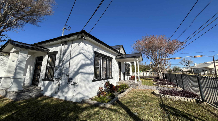 1020 Main Ave, Laredo, Texas 78040-4943, ,2 BathroomsBathrooms,Commercial retail/office,For Rent,1020 Main Ave,20260562