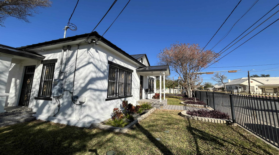 1020 Main Ave, Laredo, Texas 78040-4943, ,2 BathroomsBathrooms,Commercial retail/office,For Rent,1020 Main Ave,20260562