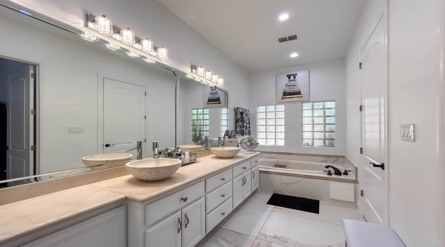 7213 Lake Victoria Rd, Laredo, Texas 78041, 4 Bedrooms Bedrooms, 7 Rooms Rooms,2 BathroomsBathrooms,Residential,For Sale,7213 Lake Victoria Rd,20260594