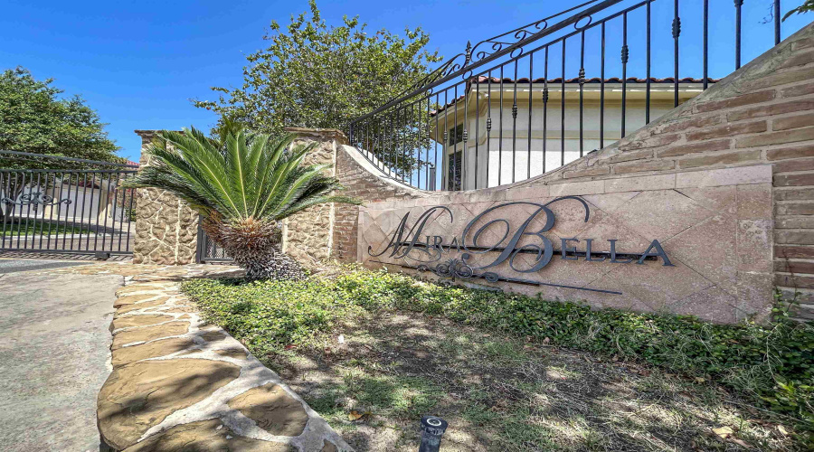 7213 Lake Victoria Rd, Laredo, Texas 78041, 4 Bedrooms Bedrooms, 7 Rooms Rooms,2 BathroomsBathrooms,Residential,For Sale,7213 Lake Victoria Rd,20260594