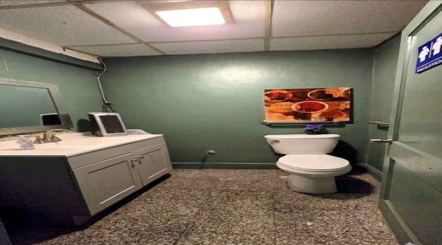 1520 Clark Blvd, Laredo, Texas 78040, 1 Room Rooms,1 BathroomBathrooms,Commercial retail/office,For Sale,1520 Clark Blvd,20260638