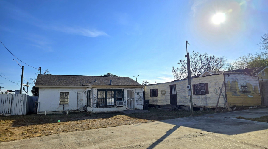 1520 Clark Blvd, Laredo, Texas 78040, 1 Room Rooms,1 BathroomBathrooms,Commercial retail/office,For Sale,1520 Clark Blvd,20260638