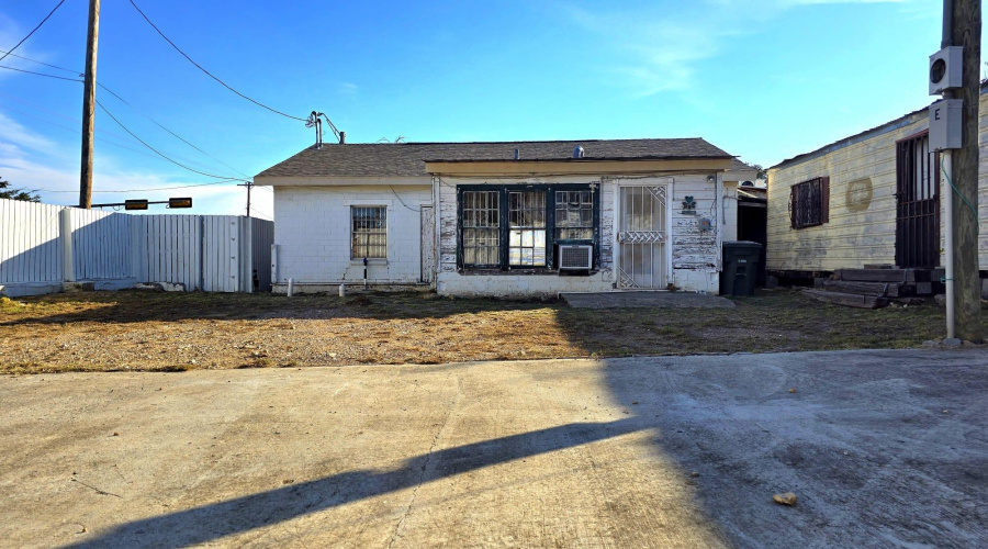 1520 Clark Blvd, Laredo, Texas 78040, 1 Room Rooms,1 BathroomBathrooms,Commercial retail/office,For Sale,1520 Clark Blvd,20260638