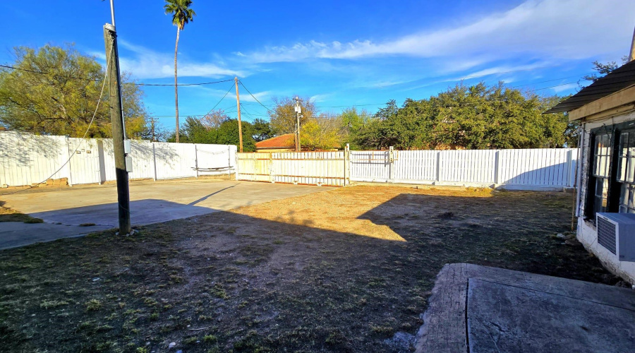 1520 Clark Blvd, Laredo, Texas 78040, 1 Room Rooms,1 BathroomBathrooms,Commercial retail/office,For Sale,1520 Clark Blvd,20260638