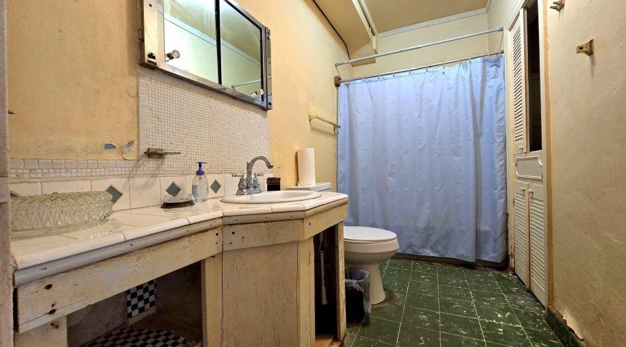 1520 Clark Blvd, Laredo, Texas 78040, 1 Room Rooms,1 BathroomBathrooms,Commercial retail/office,For Sale,1520 Clark Blvd,20260638