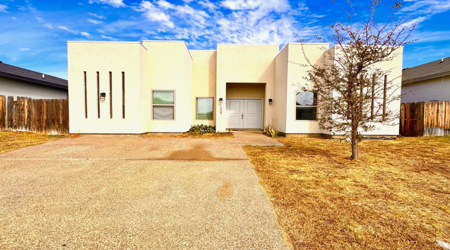 1009 La Muralla St, LAREDO, Texas 78046, 4 Bedrooms Bedrooms, 6 Rooms Rooms,2 BathroomsBathrooms,Residential,For Rent,1009 La Muralla St,20260629