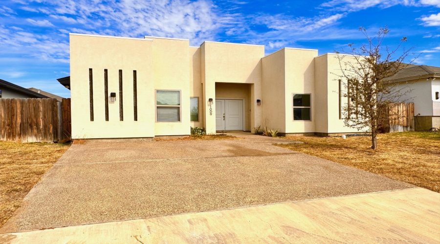 1009 La Muralla St, LAREDO, Texas 78046, 4 Bedrooms Bedrooms, 6 Rooms Rooms,2 BathroomsBathrooms,Residential,For Rent,1009 La Muralla St,20260629