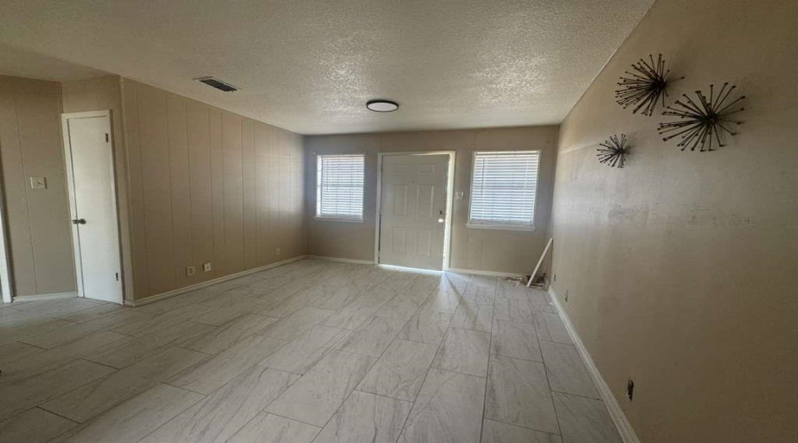 4020 Loring Ave, Laredo, Texas 78041, 2 Bedrooms Bedrooms, 5 Rooms Rooms,1 BathroomBathrooms,Residential,For Rent,4020 Loring Ave,20260637