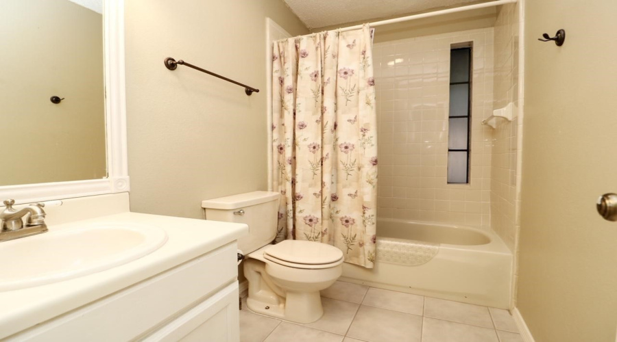 1402 Longhorn Dr, Laredo, Texas 78045, 3 Bedrooms Bedrooms, 6 Rooms Rooms,2 BathroomsBathrooms,Residential,For Rent,1402 Longhorn Dr,20260642