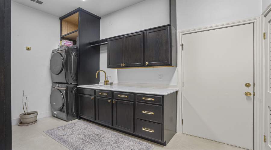 3302 Hagen Lp, Laredo, Texas 78045, 3 Bedrooms Bedrooms, 5 Rooms Rooms,2 BathroomsBathrooms,Residential,For Sale,3302 Hagen Lp,20260645