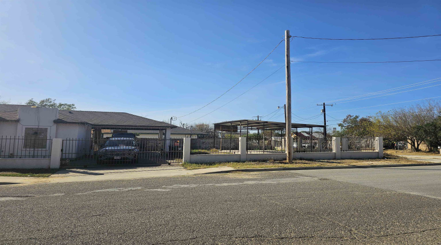 2620 Hendricks Ave, Laredo, Texas 78040, 2 Bedrooms Bedrooms, 3 Rooms Rooms,2 BathroomsBathrooms,Residential,For Sale,2620 Hendricks Ave,20260651