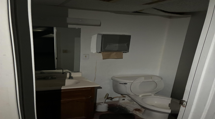 401 Santa Maria Ave, ZAPATA, Texas 78076, 1 Room Rooms,3 BathroomsBathrooms,Commercial retail/office,For Rent,401 Santa Maria Ave,20260658