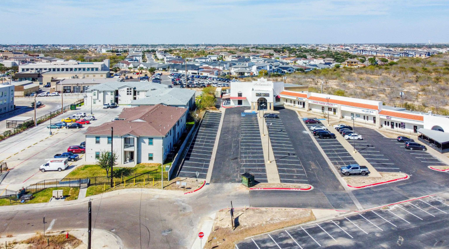 7128 Rosson Ln, Laredo, Texas 78041, 1 Room Rooms,4 BathroomsBathrooms,Commercial retail/office,For Rent,7128 Rosson Ln,20260659