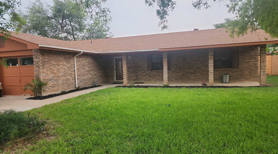 108 W Mayberry St, Laredo, Texas 78041, 4 Bedrooms Bedrooms, 7 Rooms Rooms,2 BathroomsBathrooms,Residential,For Sale,108 W Mayberry St,20252263