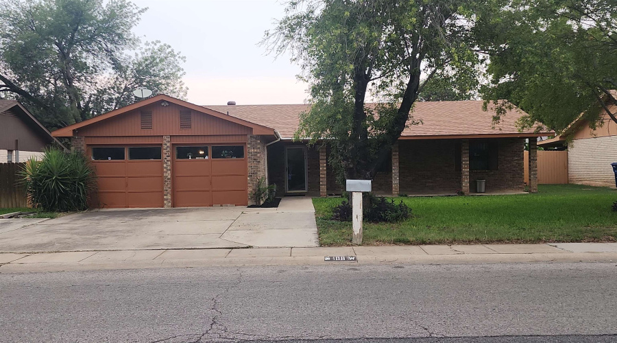 108 W Mayberry St, Laredo, Texas 78041, 4 Bedrooms Bedrooms, 7 Rooms Rooms,2 BathroomsBathrooms,Residential,For Sale,108 W Mayberry St,20252263