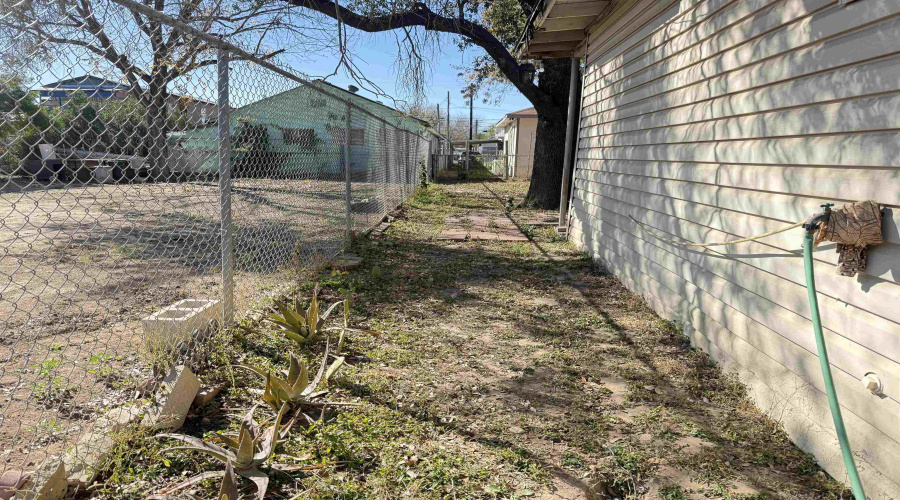 3408 Juarez Ave, LAREDO, Texas 78040, 3 Bedrooms Bedrooms, 5 Rooms Rooms,2 BathroomsBathrooms,Residential,For Sale,3408 Juarez Ave,20260664