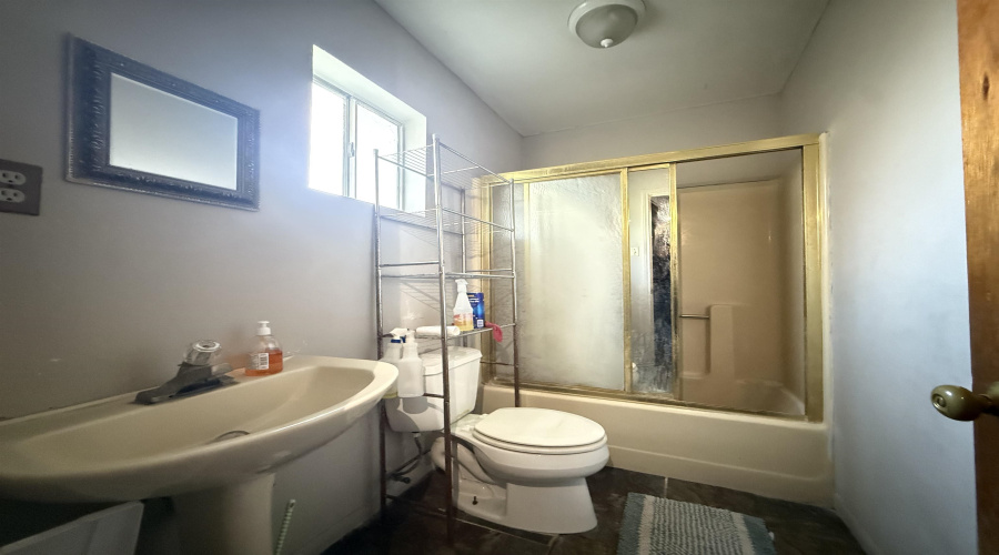 3408 Juarez Ave, LAREDO, Texas 78040, 3 Bedrooms Bedrooms, 5 Rooms Rooms,2 BathroomsBathrooms,Residential,For Sale,3408 Juarez Ave,20260664