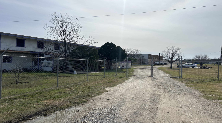 5507 E Saunders St, Laredo, Texas 78041, 1 Bedroom Bedrooms, 6 Rooms Rooms,3 BathroomsBathrooms,Commercial/industrial,For Sale,5507 E Saunders St,20240451
